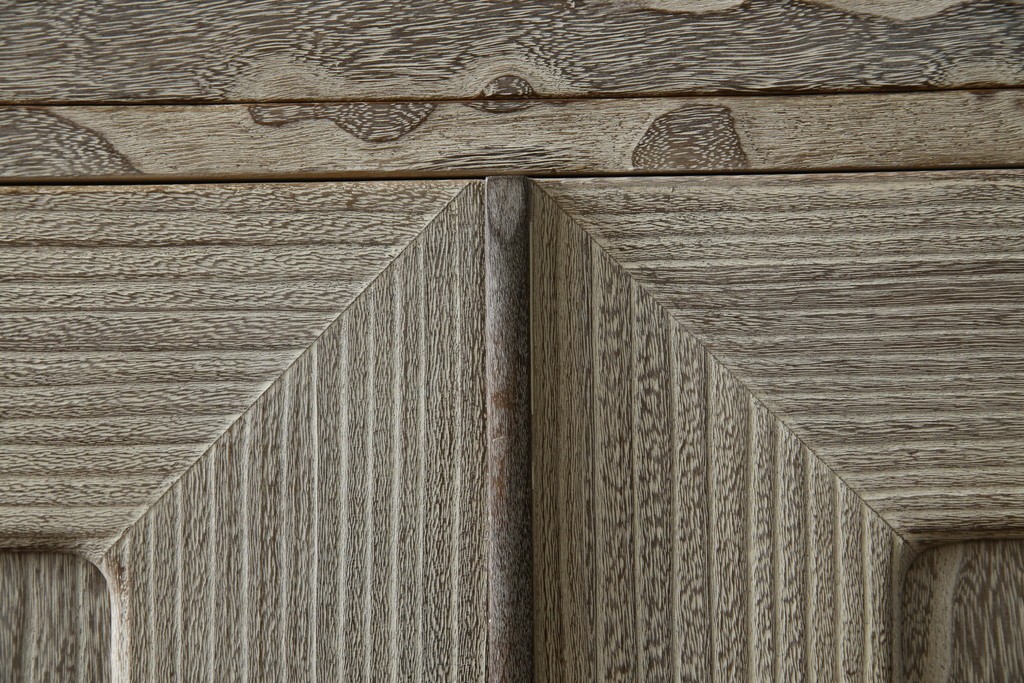 中古　高級品!!　特注デザイン　浮造り仕上げ　加藤隆康作　モダンな雰囲気漂う春日部総桐箪笥　(R-083302)