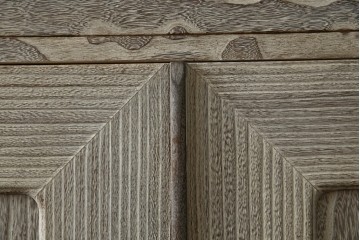 中古　高級品!!　特注デザイン　浮造り仕上げ　加藤隆康作　モダンな雰囲気漂う春日部総桐箪笥　(R-083302)