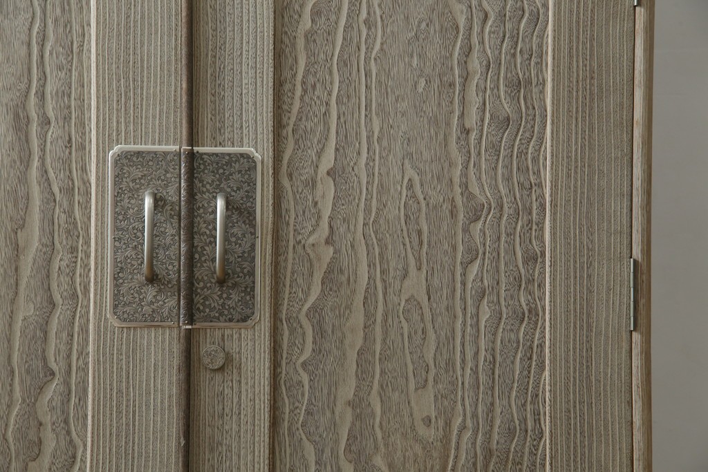 中古　高級品!!　特注デザイン　浮造り仕上げ　加藤隆康作　モダンな雰囲気漂う春日部総桐箪笥　(R-083302)