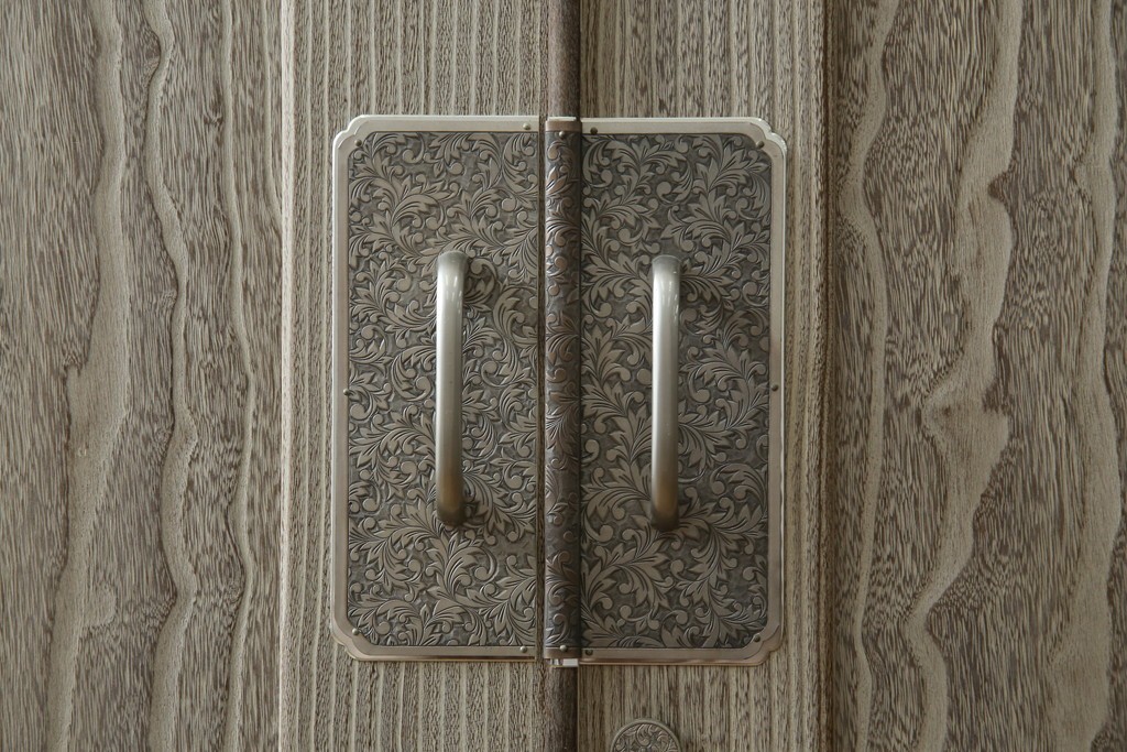 中古　高級品!!　特注デザイン　浮造り仕上げ　加藤隆康作　モダンな雰囲気漂う春日部総桐箪笥　(R-083302)