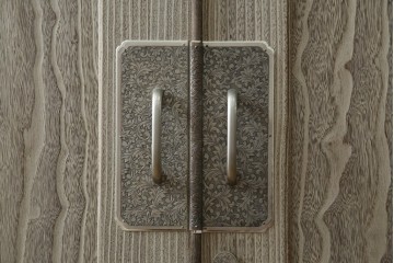 中古　高級品!!　特注デザイン　浮造り仕上げ　加藤隆康作　モダンな雰囲気漂う春日部総桐箪笥　(R-083302)