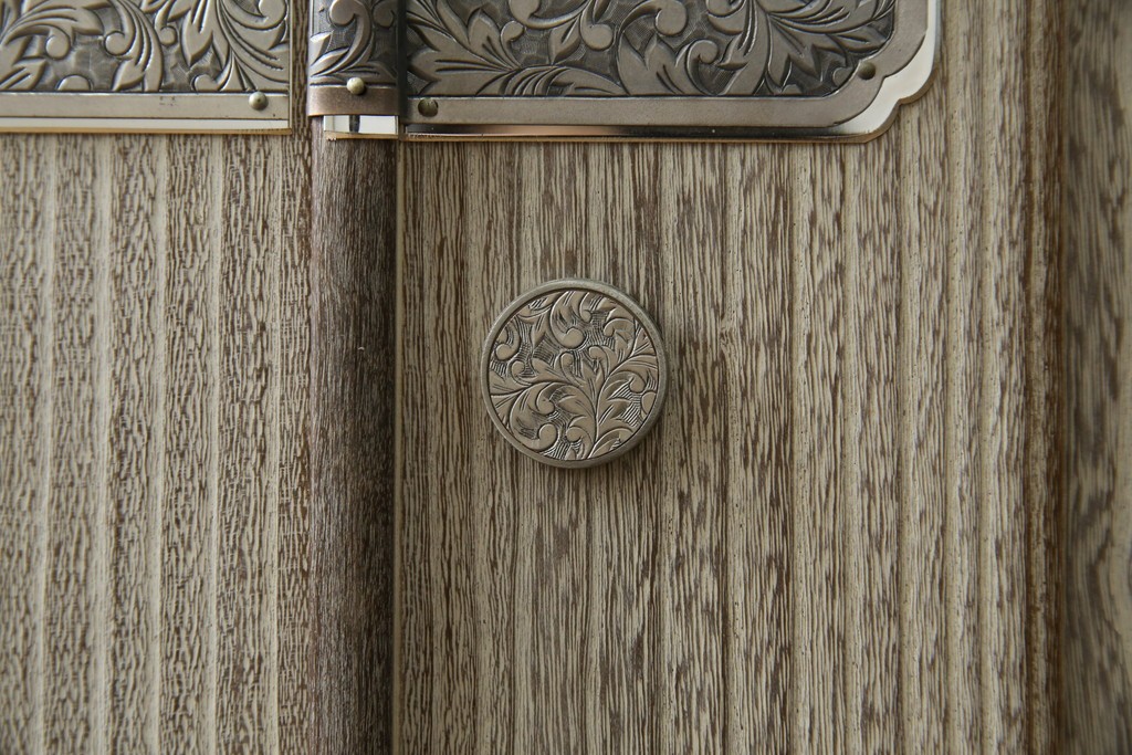 中古　高級品!!　特注デザイン　浮造り仕上げ　加藤隆康作　モダンな雰囲気漂う春日部総桐箪笥　(R-083302)