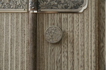 中古　高級品!!　特注デザイン　浮造り仕上げ　加藤隆康作　モダンな雰囲気漂う春日部総桐箪笥　(R-083302)