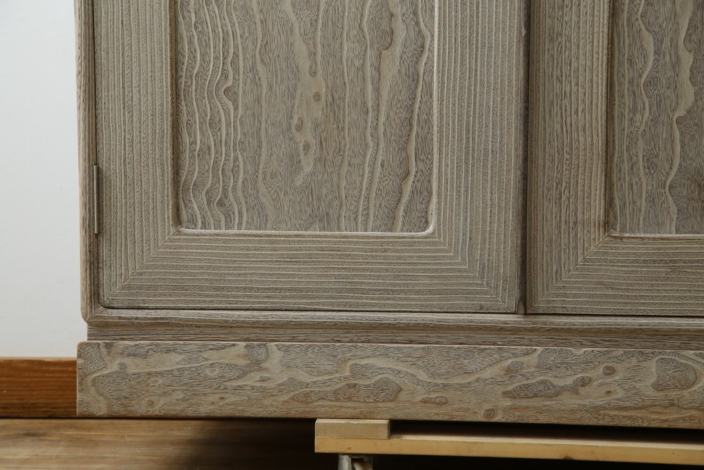 中古　高級品!!　特注デザイン　浮造り仕上げ　加藤隆康作　モダンな雰囲気漂う春日部総桐箪笥　(R-083302)