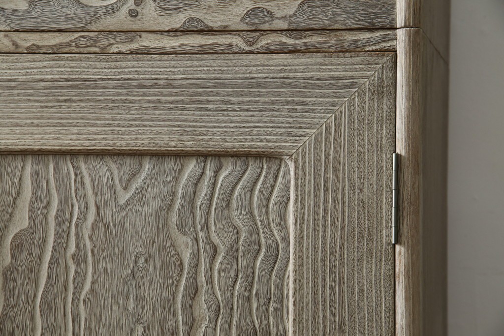 中古　高級品!!　特注デザイン　浮造り仕上げ　加藤隆康作　モダンな雰囲気漂う春日部総桐箪笥　(R-083302)