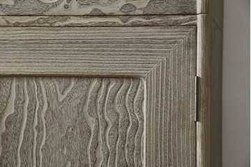 中古　高級品!!　特注デザイン　浮造り仕上げ　加藤隆康作　モダンな雰囲気漂う春日部総桐箪笥　(R-083302)