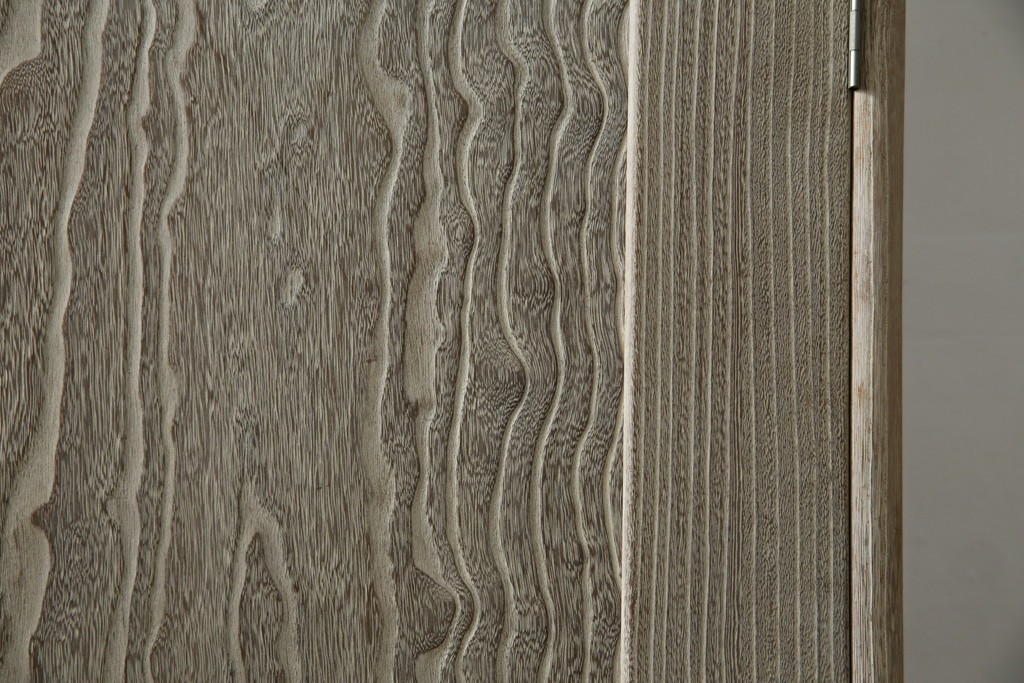 中古　高級品!!　特注デザイン　浮造り仕上げ　加藤隆康作　モダンな雰囲気漂う春日部総桐箪笥　(R-083302)