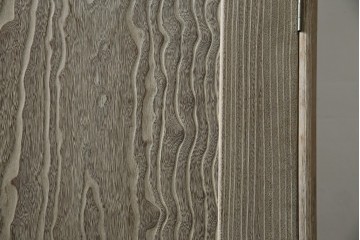 中古　高級品!!　特注デザイン　浮造り仕上げ　加藤隆康作　モダンな雰囲気漂う春日部総桐箪笥　(R-083302)