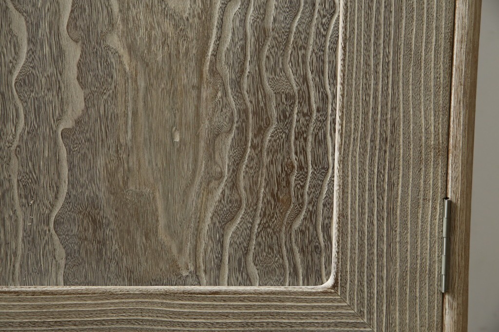 中古　高級品!!　特注デザイン　浮造り仕上げ　加藤隆康作　モダンな雰囲気漂う春日部総桐箪笥　(R-083302)