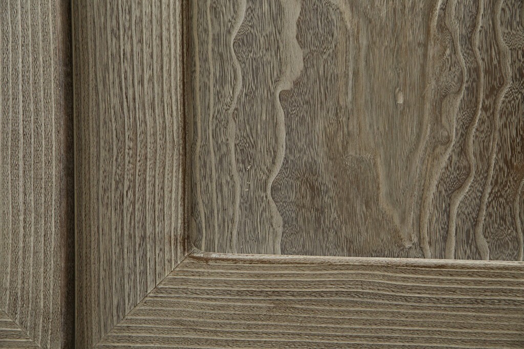 中古　高級品!!　特注デザイン　浮造り仕上げ　加藤隆康作　モダンな雰囲気漂う春日部総桐箪笥　(R-083302)