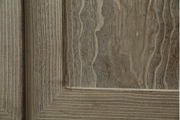 中古　高級品!!　特注デザイン　浮造り仕上げ　加藤隆康作　モダンな雰囲気漂う春日部総桐箪笥　(R-083302)