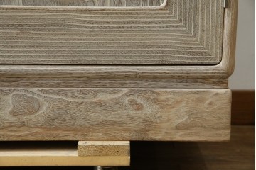 中古　高級品!!　特注デザイン　浮造り仕上げ　加藤隆康作　モダンな雰囲気漂う春日部総桐箪笥　(R-083302)