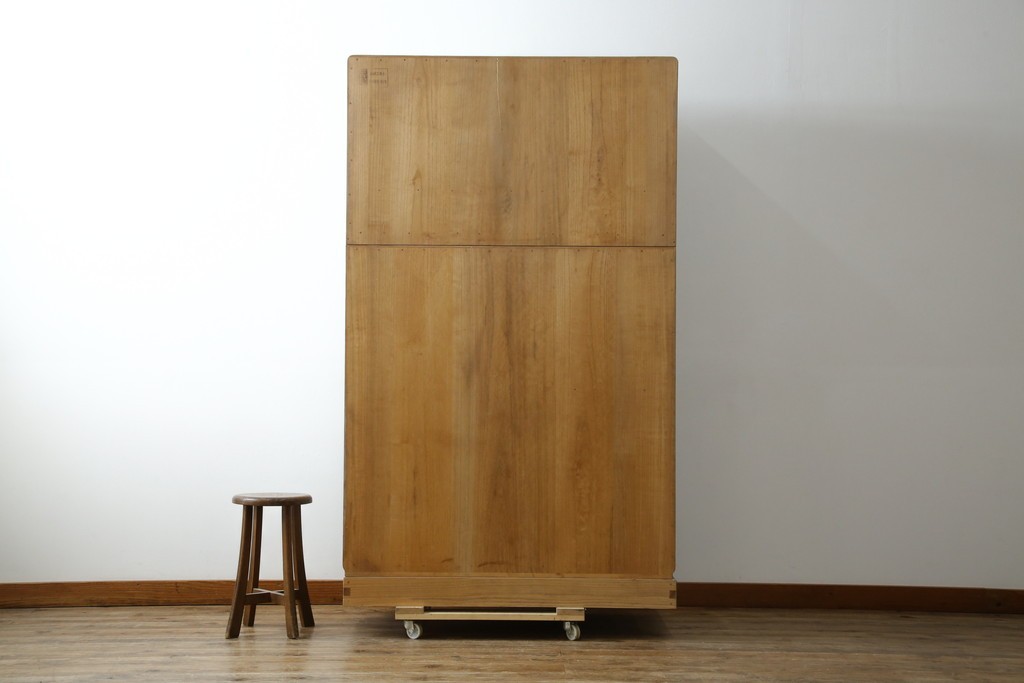 中古　高級品!!　特注デザイン　浮造り仕上げ　加藤隆康作　モダンな雰囲気漂う春日部総桐箪笥　(R-083302)