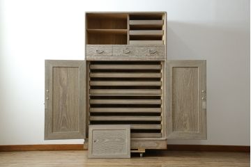 中古　高級品!!　特注デザイン　浮造り仕上げ　加藤隆康作　モダンな雰囲気漂う春日部総桐箪笥(並厚、四方丸、総桐たんす、衣装箪笥、収納箪笥、着物箪笥、引き出し、和箪笥)(R-083302)