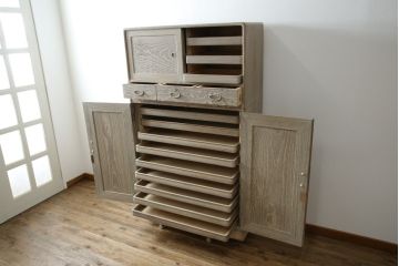 中古　高級品!!　特注デザイン　浮造り仕上げ　加藤隆康作　モダンな雰囲気漂う春日部総桐箪笥(並厚、四方丸、総桐たんす、衣装箪笥、収納箪笥、着物箪笥、引き出し、和箪笥)(R-083302)