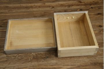 中古　高級品!!　特注デザイン　浮造り仕上げ　加藤隆康作　モダンな雰囲気漂う春日部総桐箪笥(並厚、四方丸、総桐たんす、衣装箪笥、収納箪笥、着物箪笥、引き出し、和箪笥)(R-083302)