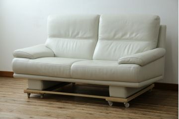 中古　超美品!!　カリモク家具(karimoku)　domani(ドマーニ)　Excel-Life(エクセルライフ)　本革(レザー)　上品でモダンなデザインの2人掛けソファ(2P、ラブソファ)(定価約82万円)(R-083303)