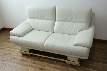中古　超美品!!　カリモク家具(karimoku)　domani(ドマーニ)　Excel-Life(エクセルライフ)　本革(レザー)　上品でモダンなデザインの2人掛けソファ(2P、ラブソファ)(定価約82万円)(R-083303)