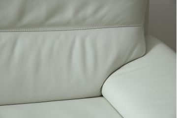 中古　超美品!!　カリモク家具(karimoku)　domani(ドマーニ)　Excel-Life(エクセルライフ)　本革(レザー)　上品でモダンなデザインの2人掛けソファ(2P、ラブソファ)(定価約82万円)(R-083303)