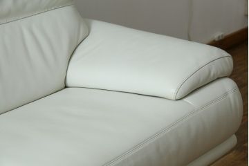 中古　超美品!!　カリモク家具(karimoku)　domani(ドマーニ)　Excel-Life(エクセルライフ)　本革(レザー)　上品でモダンなデザインの2人掛けソファ(2P、ラブソファ)(定価約82万円)(R-083303)