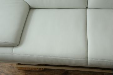 中古　超美品!!　カリモク家具(karimoku)　domani(ドマーニ)　Excel-Life(エクセルライフ)　本革(レザー)　上品でモダンなデザインの2人掛けソファ(2P、ラブソファ)(定価約82万円)(R-083303)