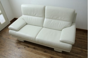 中古　超美品!!　カリモク家具(karimoku)　domani(ドマーニ)　Excel-Life(エクセルライフ)　本革(レザー)　上品でモダンなデザインの2人掛けソファ　定価約82万円相当　(R-083303)