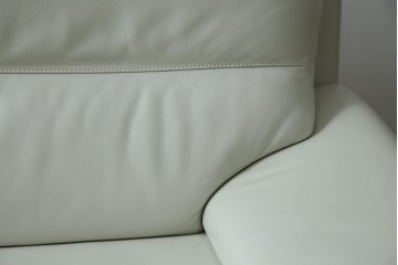 中古　超美品!!　カリモク家具(karimoku)　domani(ドマーニ)　Excel-Life(エクセルライフ)　本革(レザー)　上品でモダンなデザインの2人掛けソファ　定価約82万円相当　(R-083303)