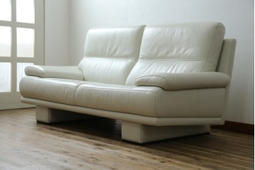 中古　超美品!!　カリモク家具(karimoku)　domani(ドマーニ)　Excel-Life(エクセルライフ)　本革(レザー)　上品でモダンなデザインの2人掛けソファ　定価約82万円相当　(R-083303)