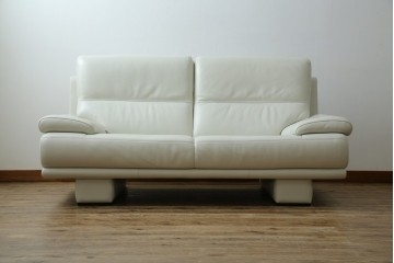 中古　超美品!!　カリモク家具(karimoku)　domani(ドマーニ)　Excel-Life(エクセルライフ)　本革(レザー)　上品でモダンなデザインの2人掛けソファ　定価約82万円相当　(R-083303)