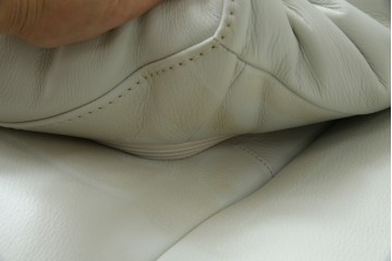 中古　超美品!!　カリモク家具(karimoku)　domani(ドマーニ)　Excel-Life(エクセルライフ)　本革(レザー)　上品でモダンなデザインの2人掛けソファ　定価約82万円相当　(R-083303)