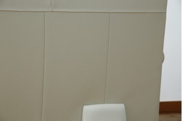 中古　超美品!!　カリモク家具(karimoku)　domani(ドマーニ)　Excel-Life(エクセルライフ)　本革(レザー)　上品でモダンなデザインの2人掛けソファ　定価約82万円相当　(R-083303)