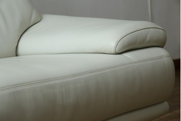 中古　超美品!!　カリモク家具(karimoku)　domani(ドマーニ)　Excel-Life(エクセルライフ)　本革(レザー)　上品でモダンなデザインの2人掛けソファ　定価約82万円相当　(R-083303)