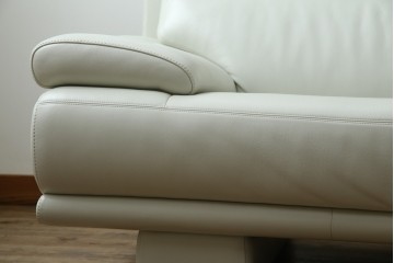 中古　超美品!!　カリモク家具(karimoku)　domani(ドマーニ)　Excel-Life(エクセルライフ)　本革(レザー)　上品でモダンなデザインの2人掛けソファ　定価約82万円相当　(R-083303)