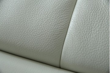 中古　超美品!!　カリモク家具(karimoku)　domani(ドマーニ)　Excel-Life(エクセルライフ)　本革(レザー)　上品でモダンなデザインの2人掛けソファ　定価約82万円相当　(R-083303)