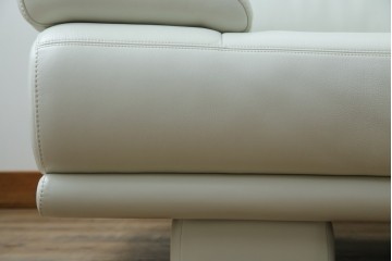 中古　超美品!!　カリモク家具(karimoku)　domani(ドマーニ)　Excel-Life(エクセルライフ)　本革(レザー)　上品でモダンなデザインの2人掛けソファ　定価約82万円相当　(R-083303)