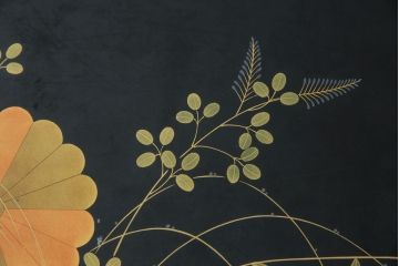 中古　民芸家具　高級品　総漆塗り　金彩秋草蒔絵　小振りサイズが珍しい!淑やかな佇まいの座卓(ローテーブル、センターテーブル、リビングテーブル)(R-083307)
