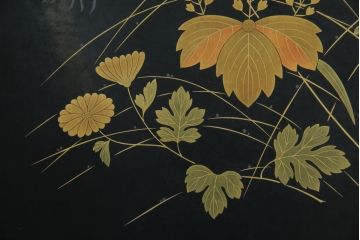 中古　民芸家具　高級品　総漆塗り　金彩秋草蒔絵　小振りサイズが珍しい!淑やかな佇まいの座卓(ローテーブル、センターテーブル、リビングテーブル)(R-083307)
