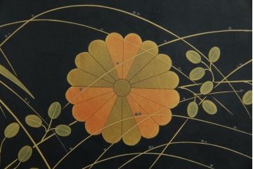 中古　民芸家具　高級品　総漆塗り　金彩秋草蒔絵　小振りサイズが珍しい!淑やかな佇まいの座卓(ローテーブル、センターテーブル、リビングテーブル)(R-083307)