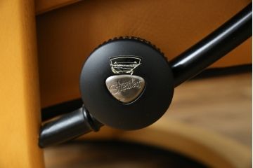 中古　EKORNES(エコーネス)　ロイヤルシリーズ　本革(レザー)　極上のくつろぎの時間を演出するストレスレスチェア+オットマンのセット(クラシックベース、アームチェア、リクライニングチェア、椅子、イス、1人掛けソファ、1Pソファ、フットスツール、北欧)(定価約46万円)(R-083308)