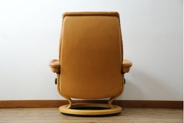 中古　EKORNES(エコーネス)　ロイヤルシリーズ　本革(レザー)　極上のくつろぎの時間を演出するストレスレスチェア+オットマンのセット(クラシックベース、アームチェア、リクライニングチェア、椅子、イス、1人掛けソファ、1Pソファ、フットスツール、北欧)(定価約46万円)(R-083308)