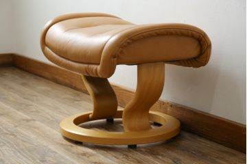 中古　EKORNES(エコーネス)　ロイヤルシリーズ　本革(レザー)　極上のくつろぎの時間を演出するストレスレスチェア+オットマンのセット(クラシックベース、アームチェア、リクライニングチェア、椅子、イス、1人掛けソファ、1Pソファ、フットスツール、北欧)(定価約46万円)(R-083308)