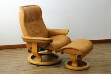 中古　EKORNES(エコーネス)　ロイヤルシリーズ　本革(レザー)　極上のくつろぎの時間を演出するストレスレスチェア+オットマンのセット　定価約46万円　(R-083308)