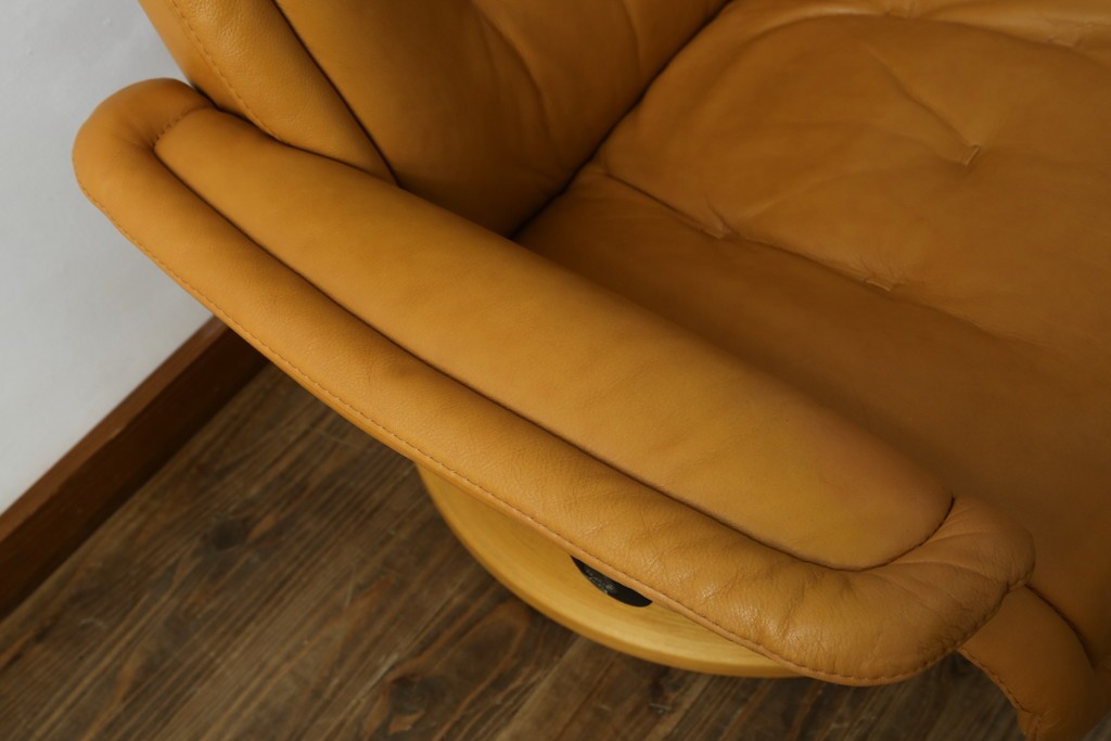 中古　EKORNES(エコーネス)　ロイヤルシリーズ　本革(レザー)　極上のくつろぎの時間を演出するストレスレスチェア+オットマンのセット　定価約46万円　(R-083308)
