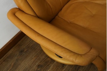 中古　EKORNES(エコーネス)　ロイヤルシリーズ　本革(レザー)　極上のくつろぎの時間を演出するストレスレスチェア+オットマンのセット　定価約46万円　(R-083308)