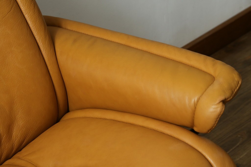中古　EKORNES(エコーネス)　ロイヤルシリーズ　本革(レザー)　極上のくつろぎの時間を演出するストレスレスチェア+オットマンのセット　定価約46万円　(R-083308)