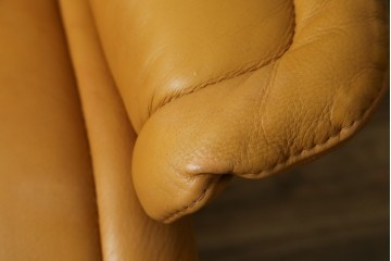 中古　EKORNES(エコーネス)　ロイヤルシリーズ　本革(レザー)　極上のくつろぎの時間を演出するストレスレスチェア+オットマンのセット　定価約46万円　(R-083308)