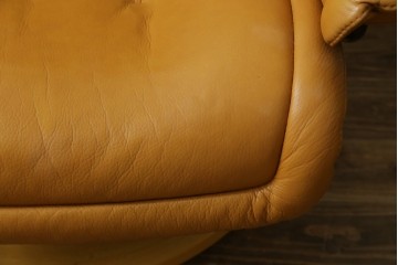 中古　EKORNES(エコーネス)　ロイヤルシリーズ　本革(レザー)　極上のくつろぎの時間を演出するストレスレスチェア+オットマンのセット　定価約46万円　(R-083308)