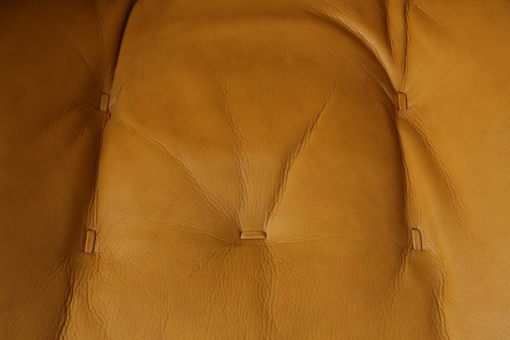 中古　EKORNES(エコーネス)　ロイヤルシリーズ　本革(レザー)　極上のくつろぎの時間を演出するストレスレスチェア+オットマンのセット　定価約46万円　(R-083308)