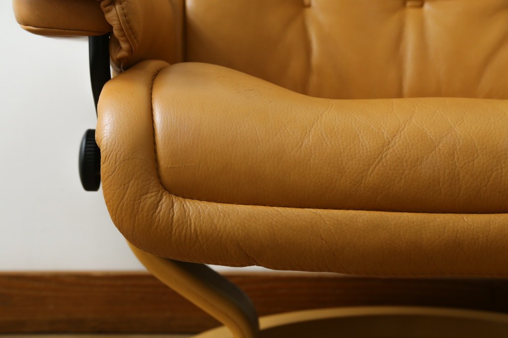 中古　EKORNES(エコーネス)　ロイヤルシリーズ　本革(レザー)　極上のくつろぎの時間を演出するストレスレスチェア+オットマンのセット　定価約46万円　(R-083308)