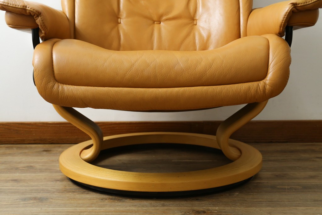 中古　EKORNES(エコーネス)　ロイヤルシリーズ　本革(レザー)　極上のくつろぎの時間を演出するストレスレスチェア+オットマンのセット　定価約46万円　(R-083308)